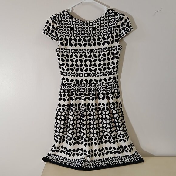 Black/off white geometrical design dress by Enfocus Studio - size 4 - Picture 2 of 8